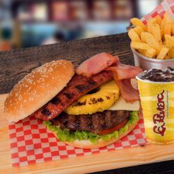 Haburguesa Deluxe 150 gr con Papa Francesa, Gaseosa Dispensador