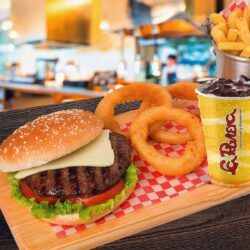 Combo Hamburguesa Riviera 150 gr con Papa Francesa, Aros de Cebolla, Gaseosa Dispensador