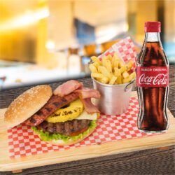 Combo Hamburguesa Deluxe 150 gr + Papa Francesa + Coca Cola Botella 10 Oz