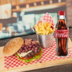Combo Hamburguesa Ranchera 150 gr + Papa Francesa + Frijoles + Coca Cola Botella 10 Oz