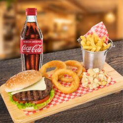 Combo Hamburguesa Riviera 150 gr + Papa Francesa + Aros de Cebolla + Coca Cola Botella 10 Oz