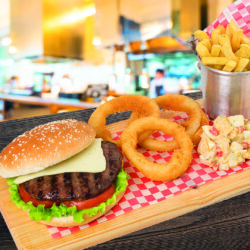 Hamburguesa Riviera 150 gr  + Papa Francesa + Aros de Cebolla