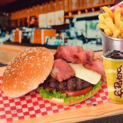 Combo Hamburguesa Americana 150 gr con Papa Francesa, Gaseosa Dispensador