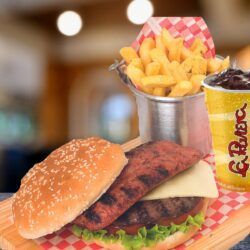 Combo Hamburguesa Argentina 150 gr con Papa Francesa, Gaseosa Dispensador