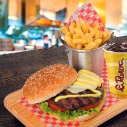 Combo Hamburguesa 150 gr con Papa Francesa, Gaseosa Dispensador