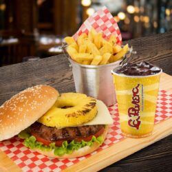 Combo Hamburguesa Hawaiana 150 gr con Papa Francesa, Gaseosa Dispensador