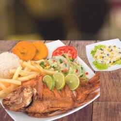 Mojarra con Ensalada Hawaiana